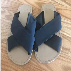 Gap slip on thick black strap flats